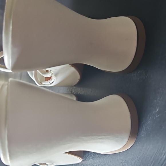 L'intervalle Women's Cream Sandals - Picture 3 of 4